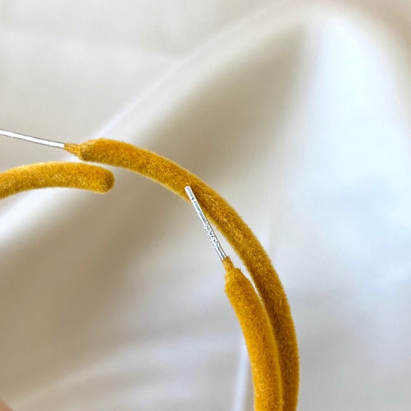 💙LAST ONE 💖Velvet Fabric Hoop Earrings Circle - Picture 2 of 7